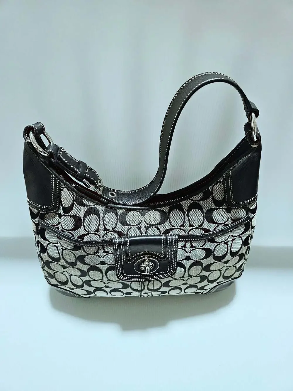 Vintage Coach Signature Black and White Canvas Hobo Bag with Turnlock Closure - Picture 2 of 16